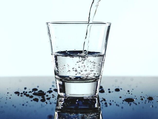 pijenje vode zajedno s alkoholom