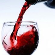 vino se ulije u čašu