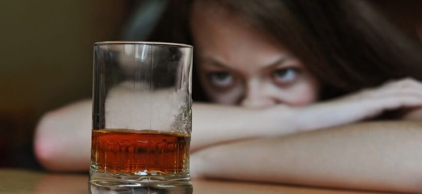 žena koja pije alkohol kako prestati