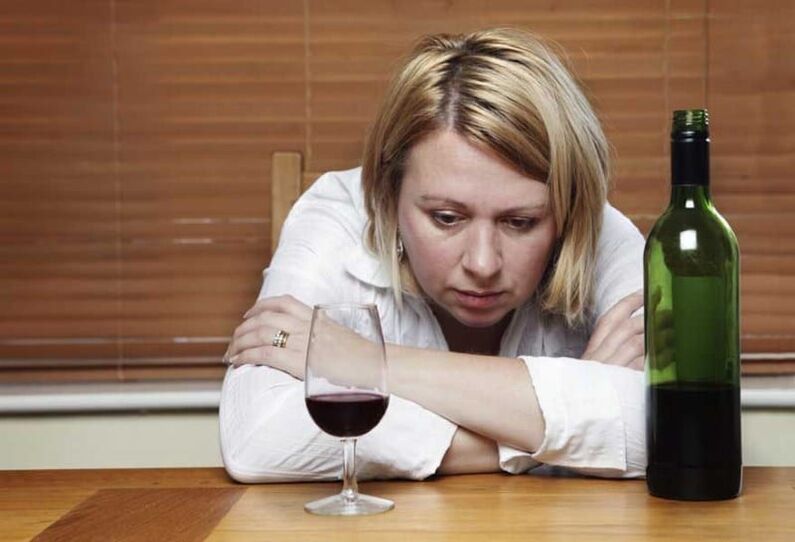 žena pije vino kako prestati